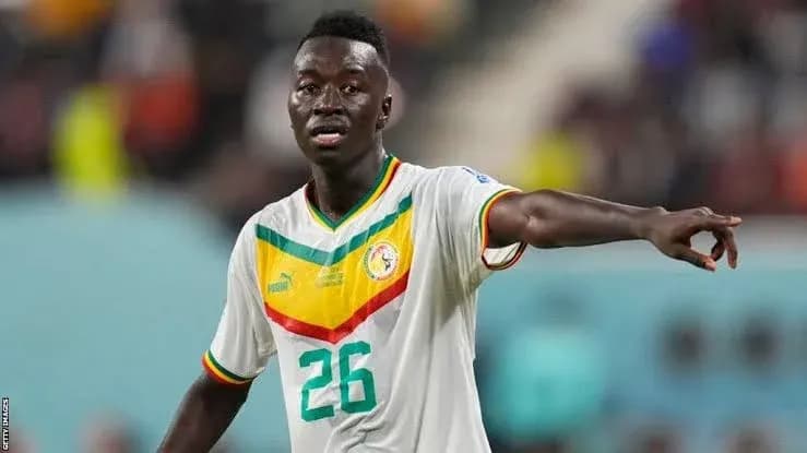Jugador de Senegal señalando durante el partido