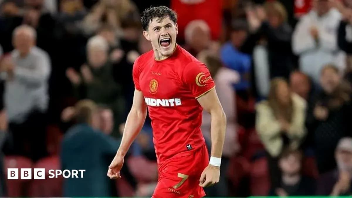 Jugador celebrando en el campo con camiseta roja
