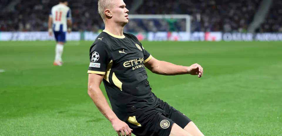 Jugador caído en el campo durante el partido