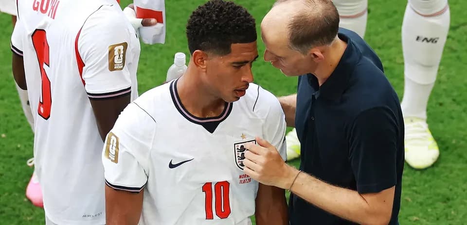 Jugador de Inglaterra recibiendo instrucciones del entrenador