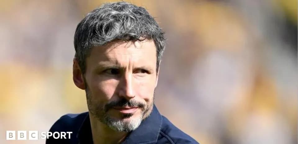 Entrenador observando el partido desde la banda