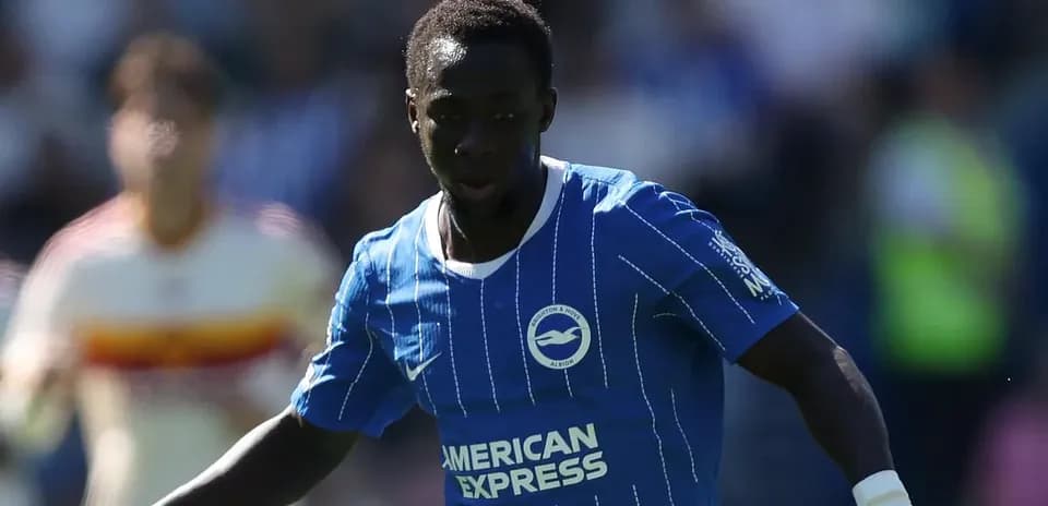 Jugador de Brighton corriendo con balón en el campo