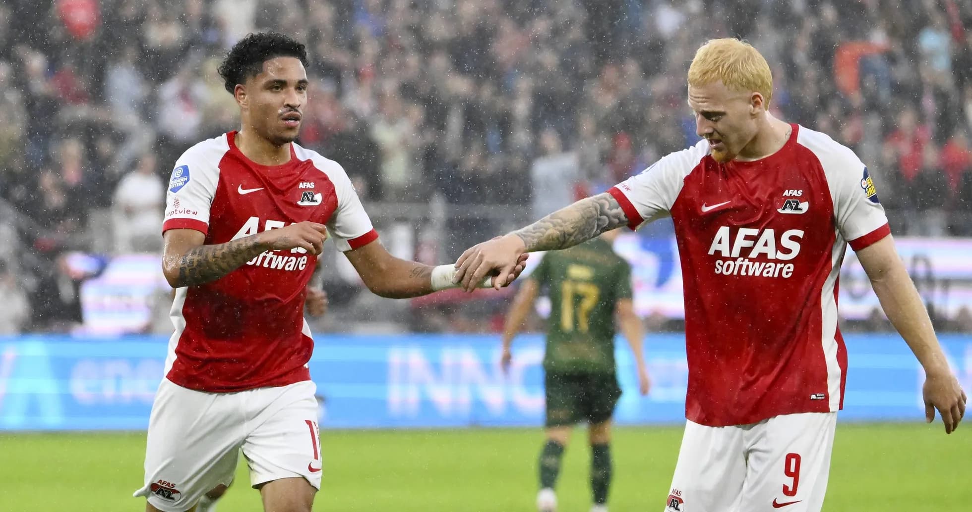 Jugadores de AZ Alkmaar celebrando un gol bajo la lluvia
