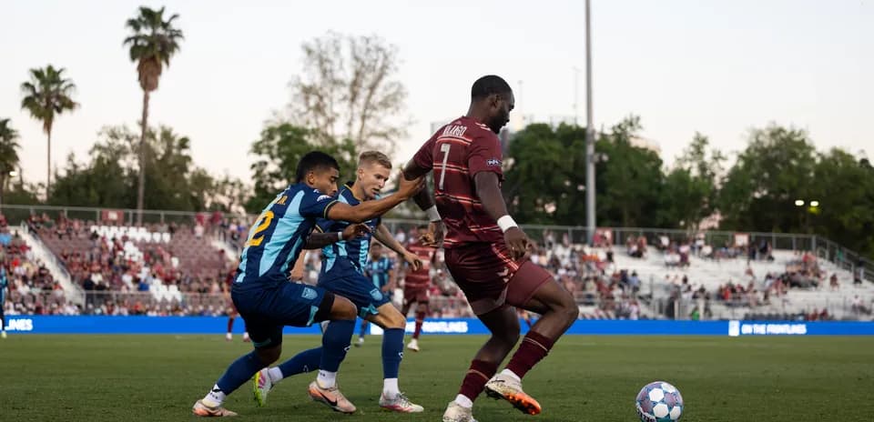 Jugadores compitiendo por el balón en el partido
