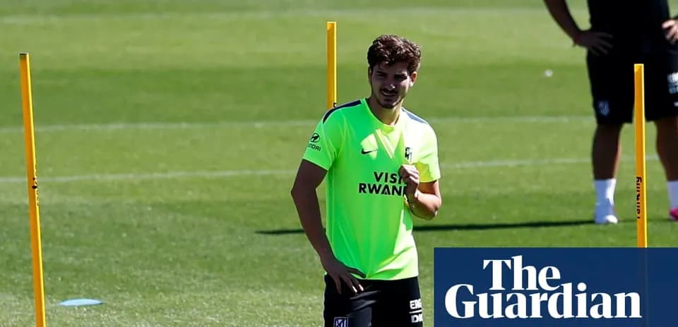 Jugador entrenando en el campo con conos de entrenamiento