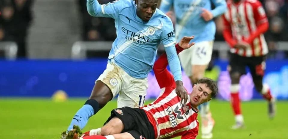 Jugador de Manchester City superando a rival de Southampton