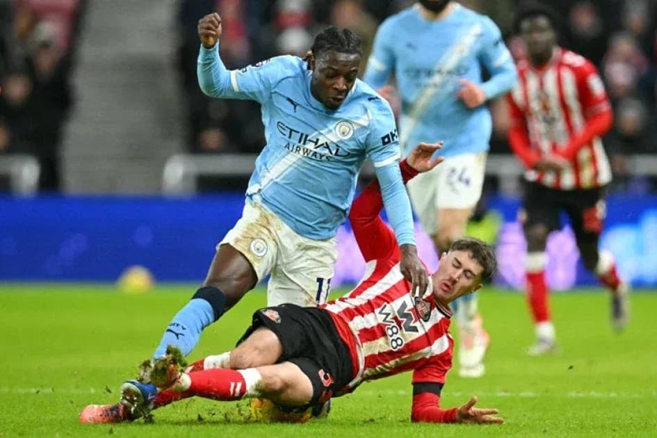 Jugador de Manchester City superando a rival de Southampton