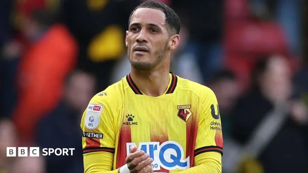 Jugador de Watford aplaudiendo en el estadio