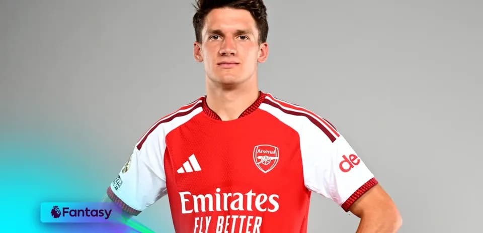 Jugador de Arsenal posando en uniforme rojo