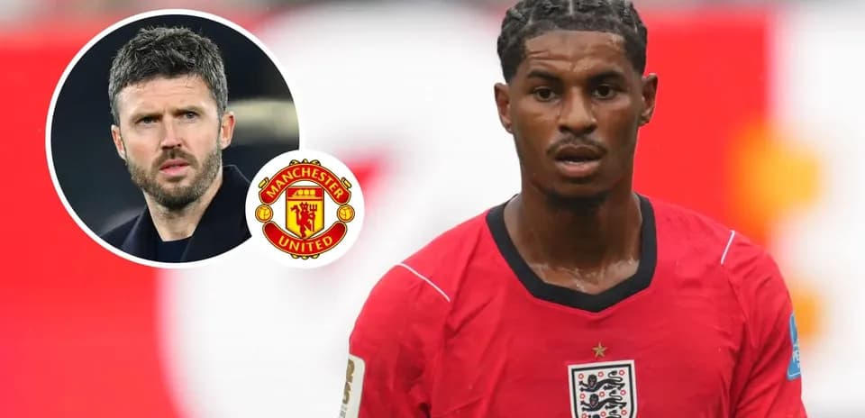 Jugador de Inglaterra en partido con fondo de Manchester United