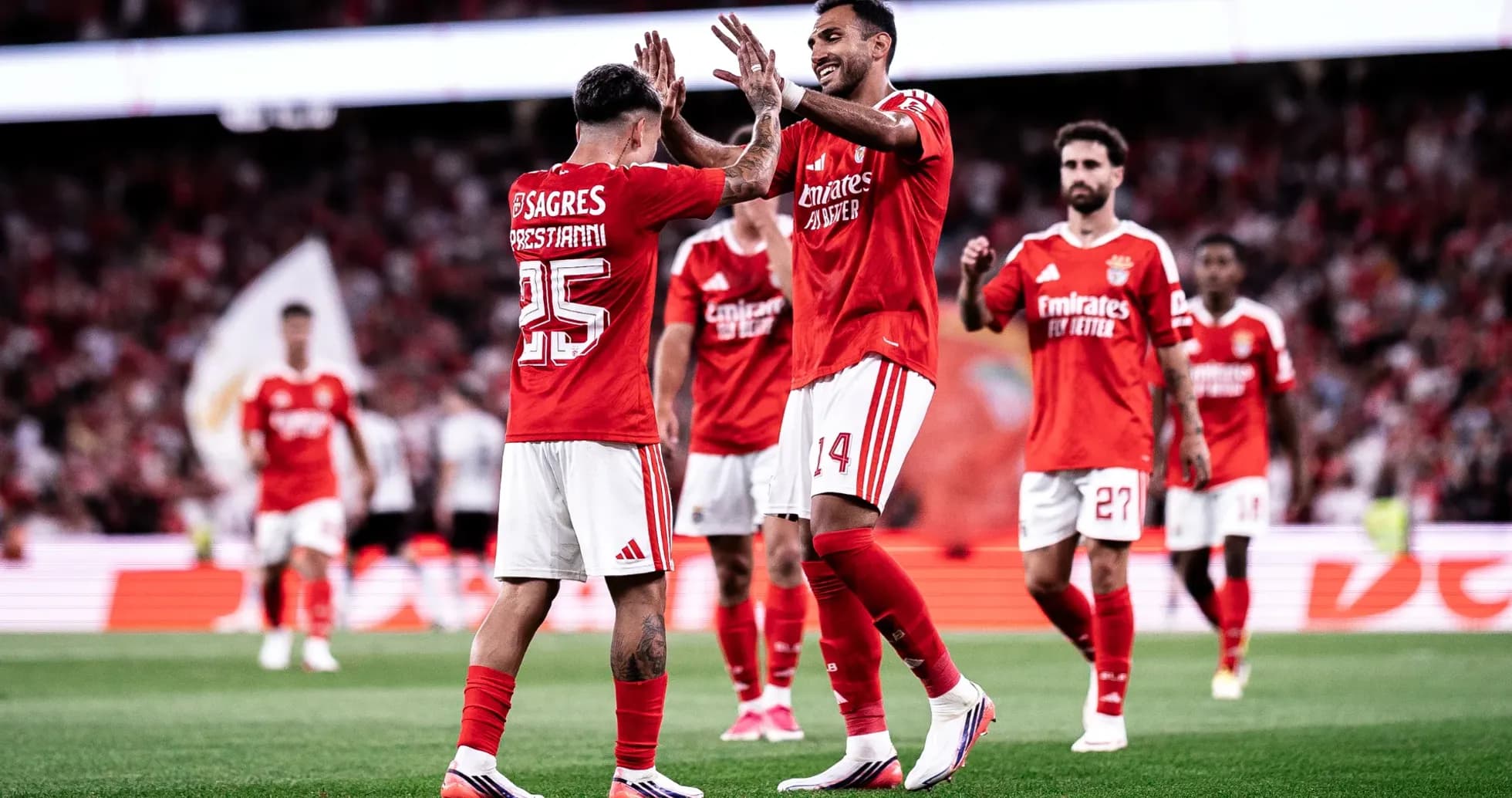 Jugadores del Benfica celebrando un gol