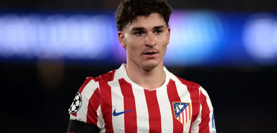 Jugador de Atlético de Madrid en uniforme durante partido