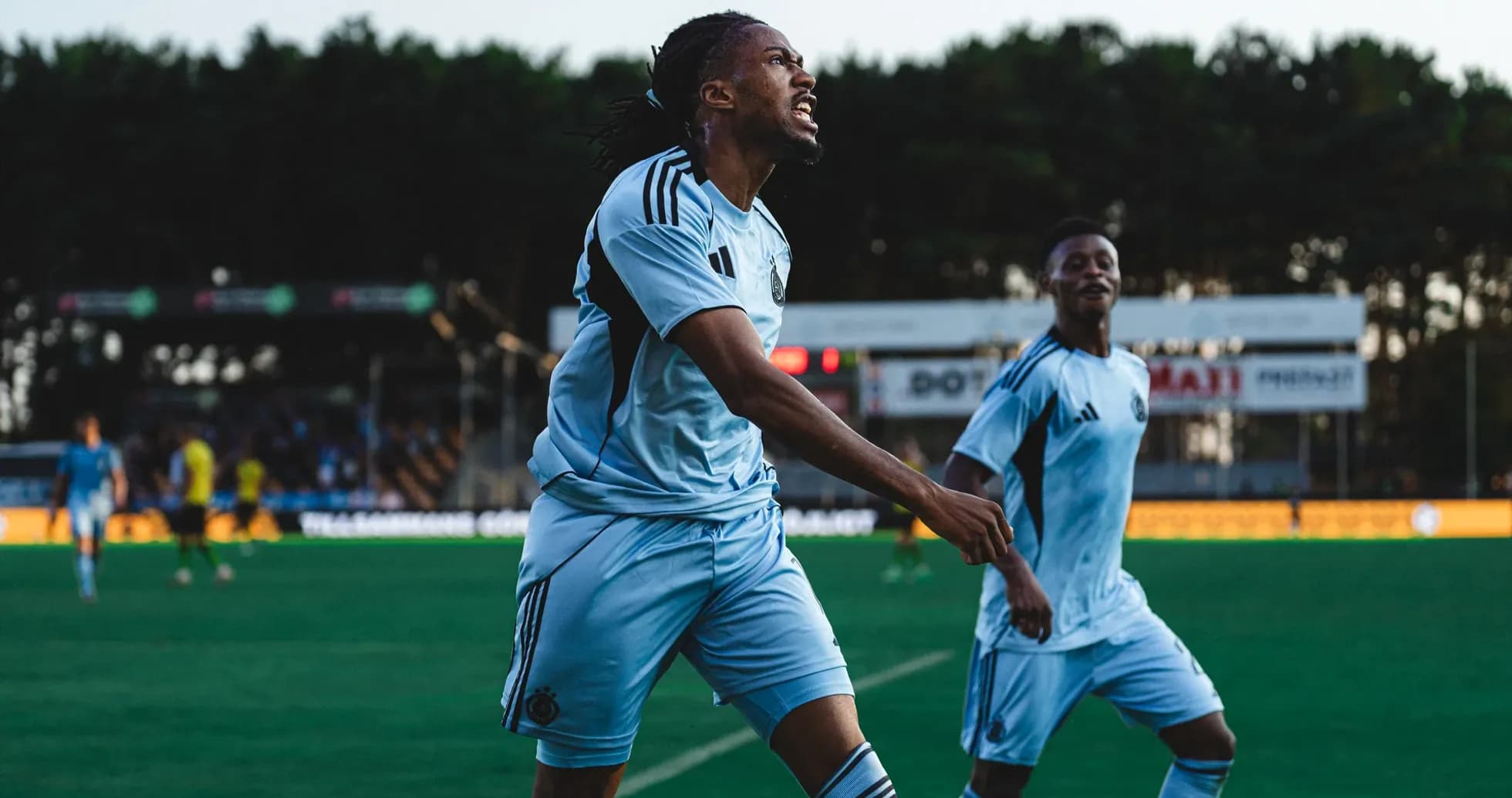 Jugadores de Slovan Bratislava celebrando un gol