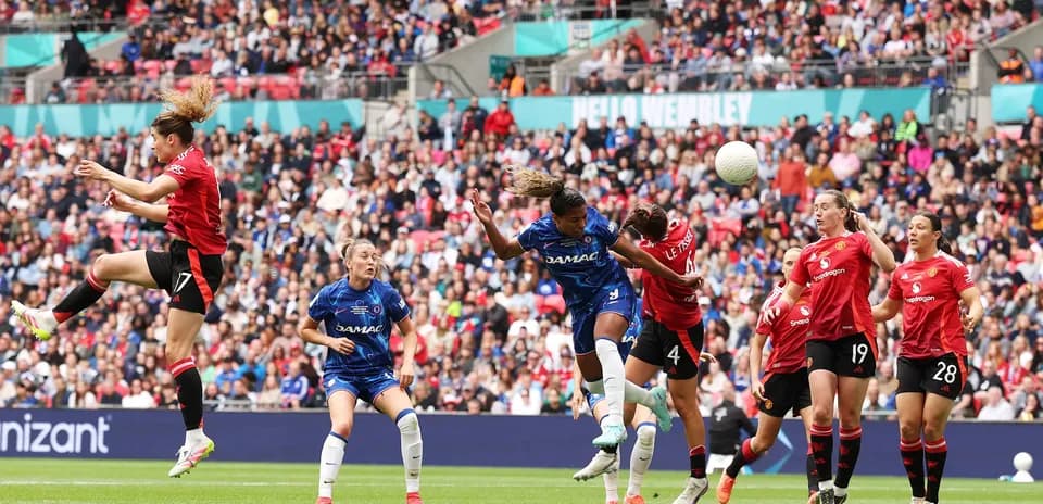 Jugadora de Chelsea intenta marcar de cabeza