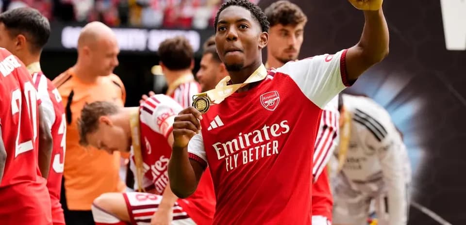 Jugador de Arsenal mostrando medalla tras el partido