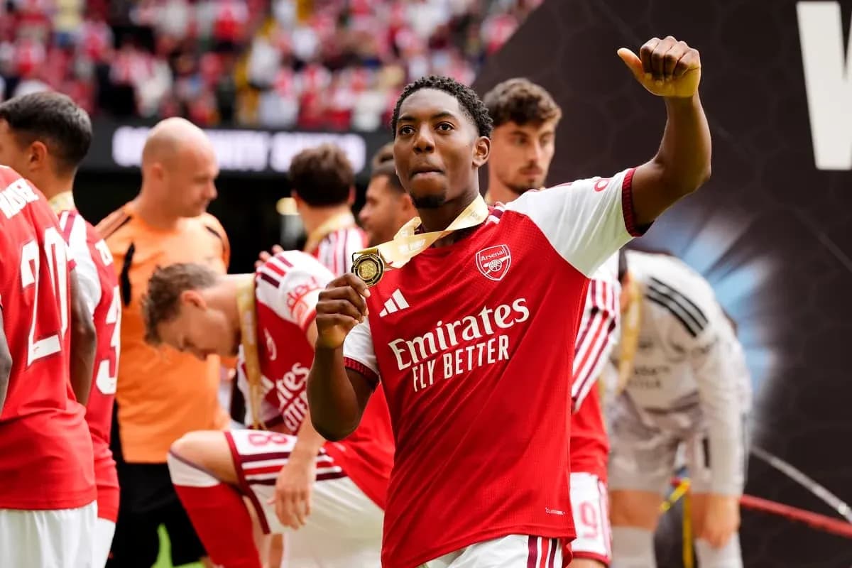 Jugador de Arsenal mostrando medalla tras el partido