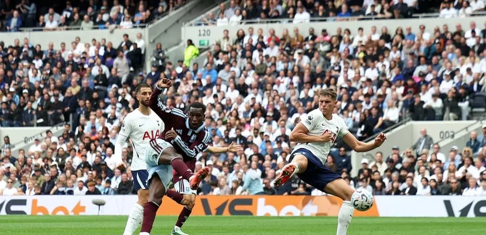 Jugador de Tottenham dispara a portería durante el partido