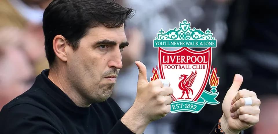 Entrenador de Liverpool mostrando pulgar hacia arriba