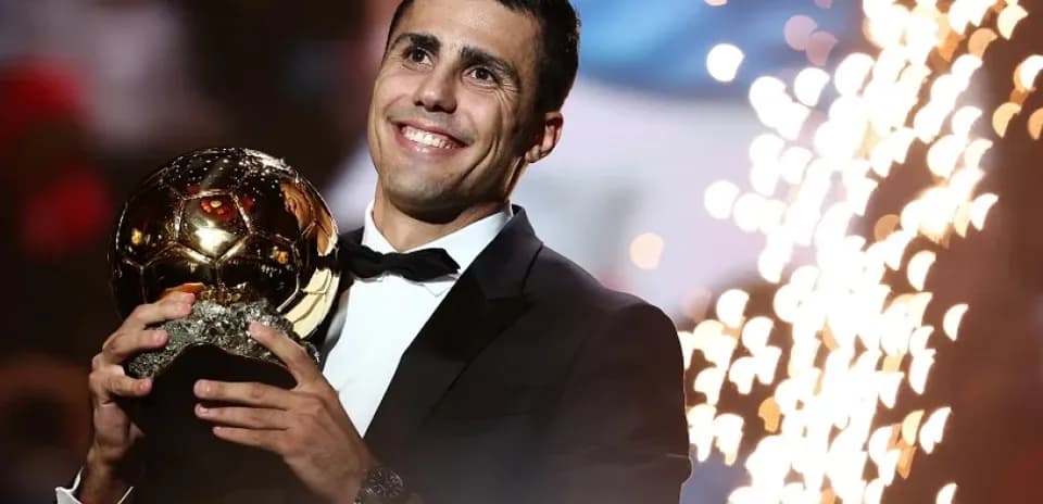 Jugador sosteniendo el Balón de Oro en ceremonia