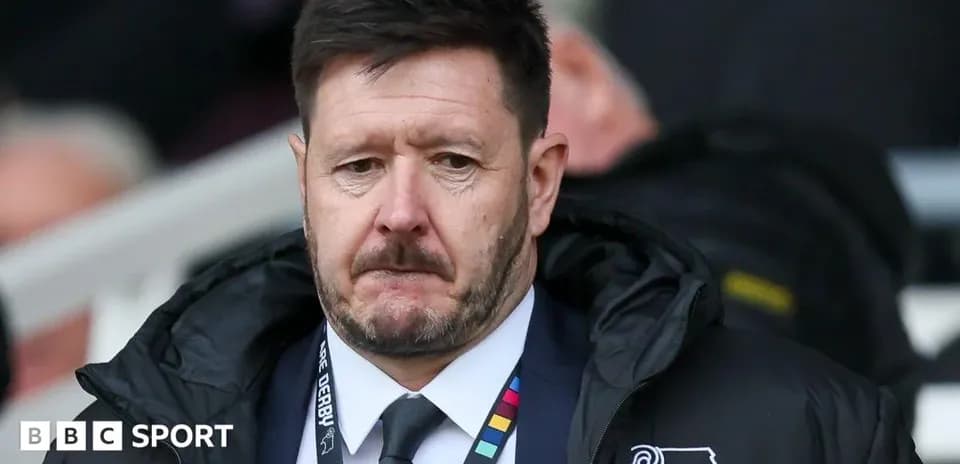 Entrenador observando el partido desde la banda
