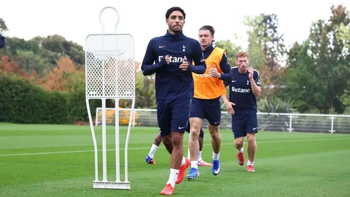 Jugadores de Tottenham entrenando en el campo