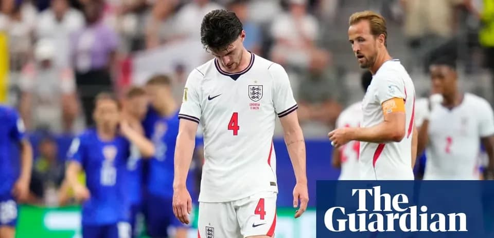Jugadores de Inglaterra caminando tras la derrota en el partido