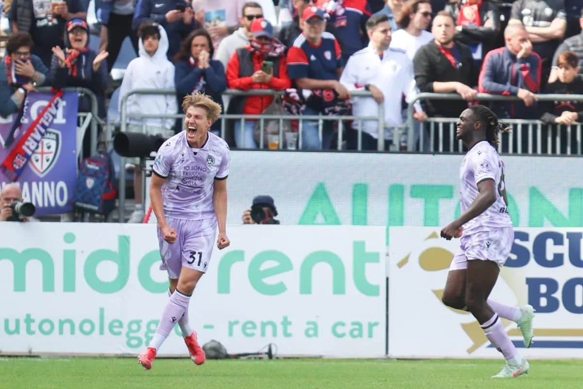 Jugadores celebrando un gol en el partido