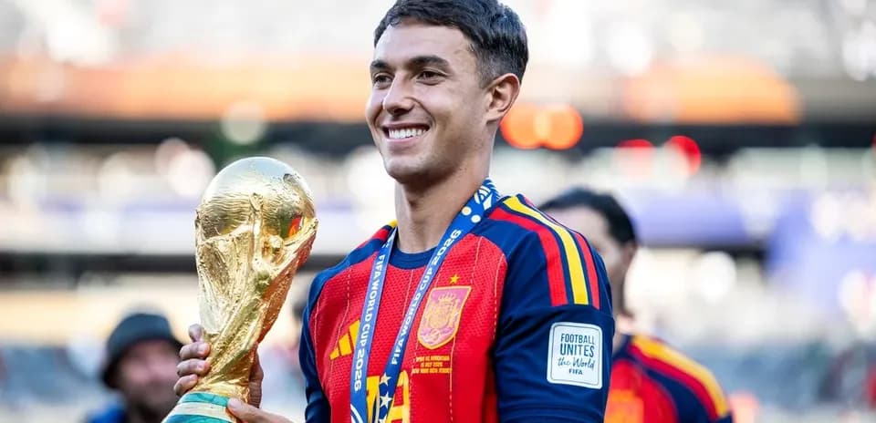 Jugador sosteniendo el trofeo de la Copa Mundial