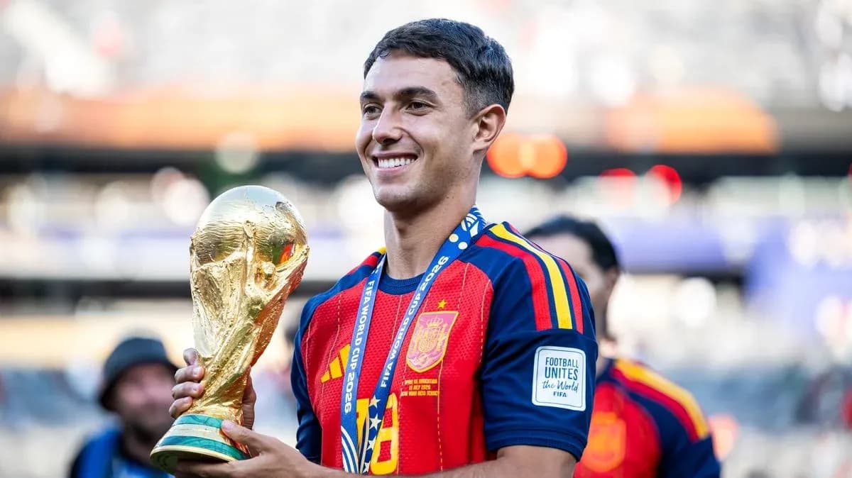 Jugador sosteniendo el trofeo de la Copa Mundial