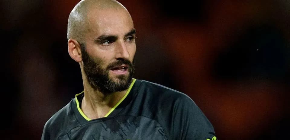 Jugador con camiseta de portero en acción