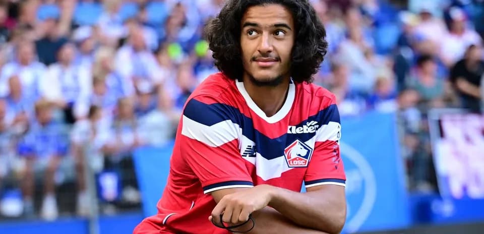 Jugador de Lille sentado en el campo durante el partido