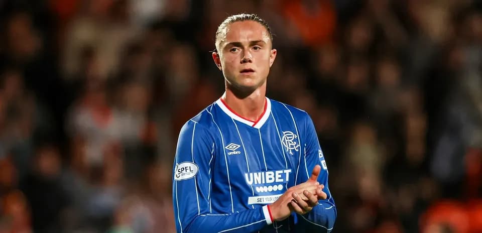 Jugador de Rangers aplaudiendo durante el partido