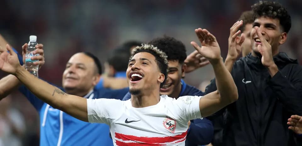 Jugadores celebrando con alegría tras el partido