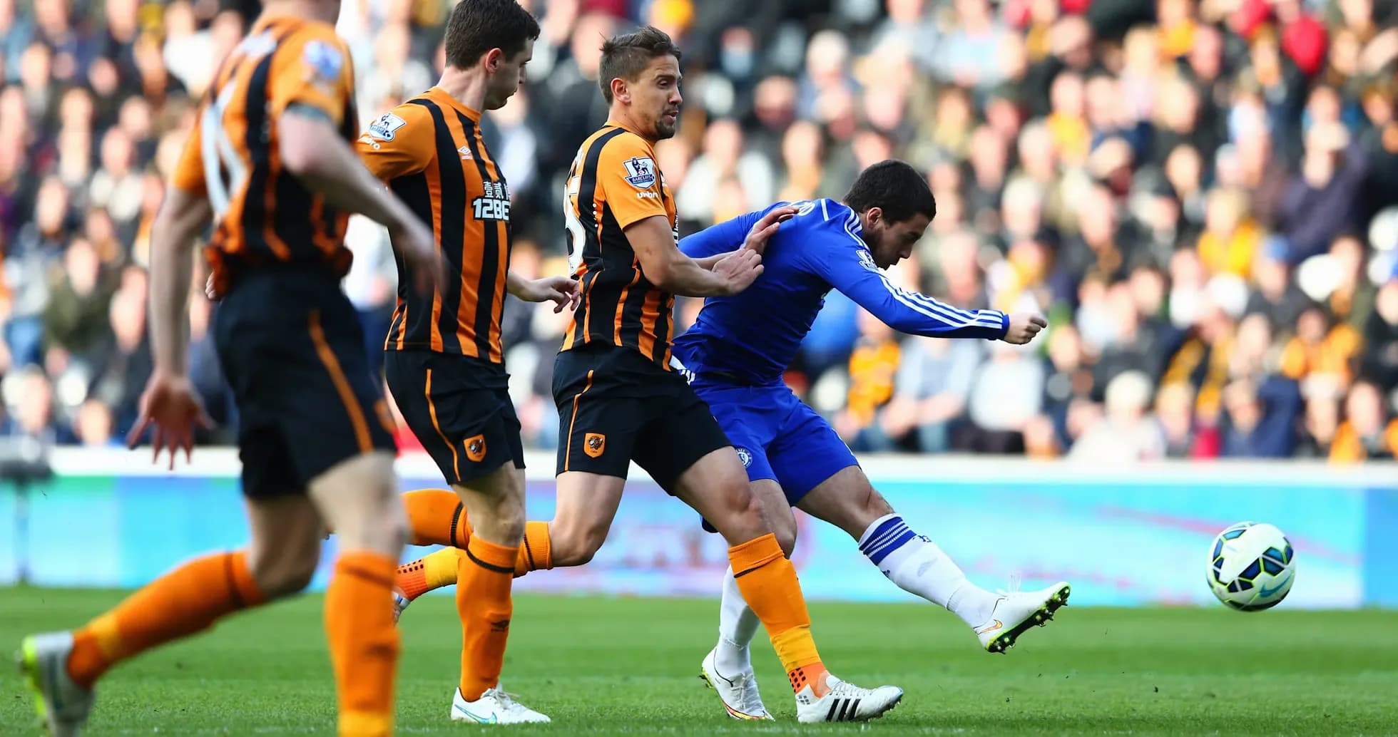 Jugador de Chelsea dispara contra Hull City