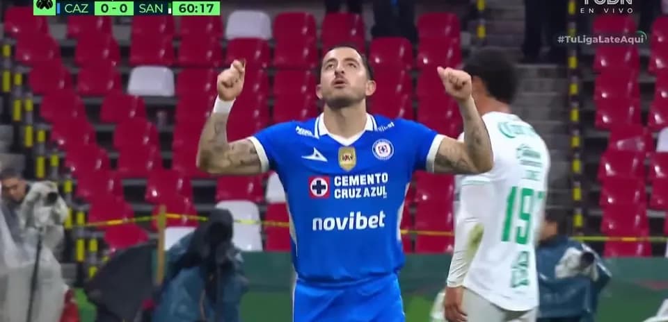 Jugador de Cruz Azul celebrando un gol
