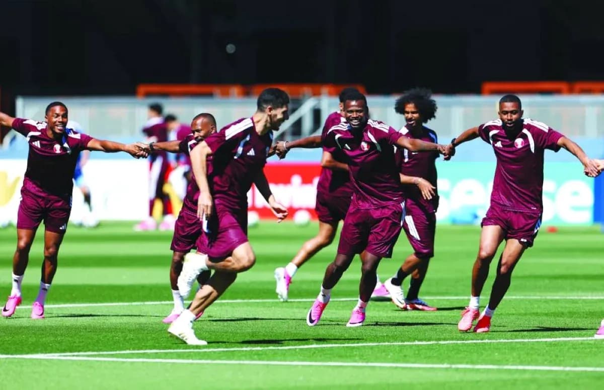 Jugadores de Qatar entrenando para el Mundial
