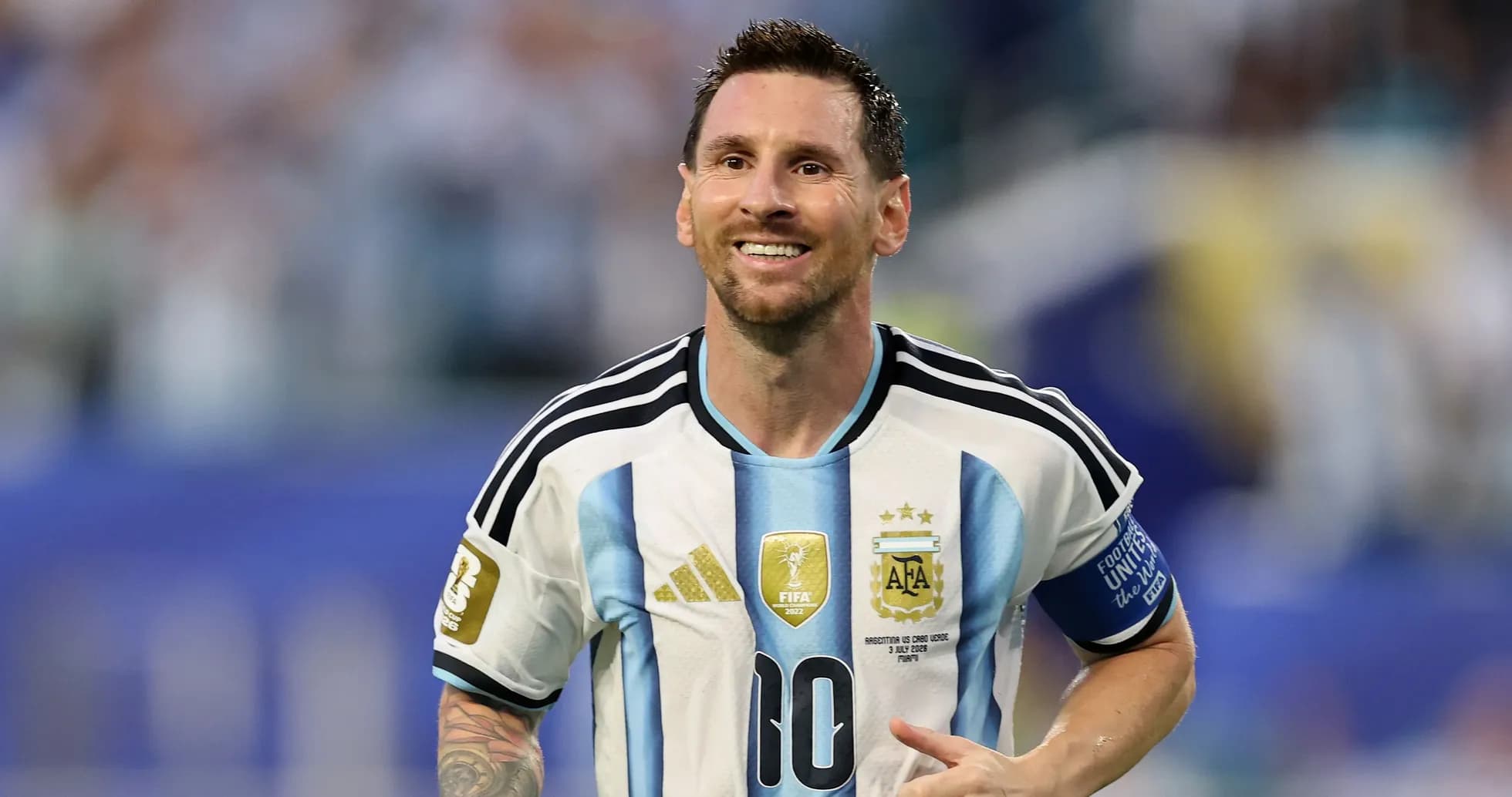 Jugador argentino celebrando en partido de fútbol