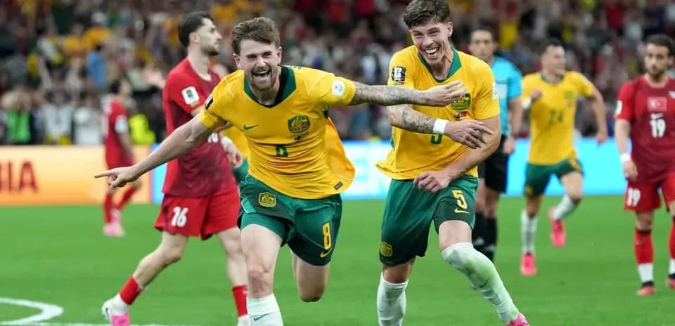 Dos jugadores de Australia celebrando un gol