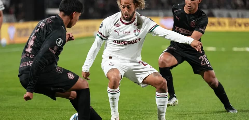 Jugadores de Platense y Fluminense en acción
