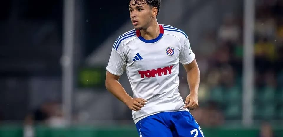 Jugador corriendo en el campo durante un partido