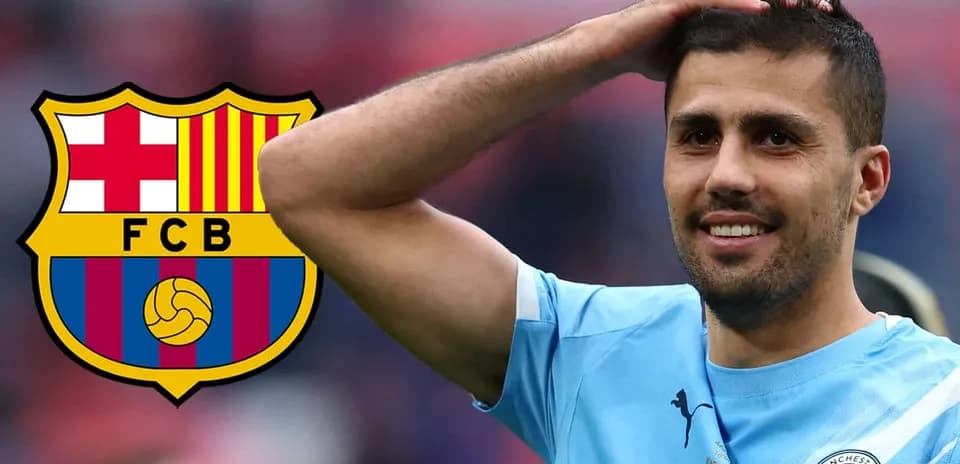 Jugador sonriendo con camiseta de Manchester City