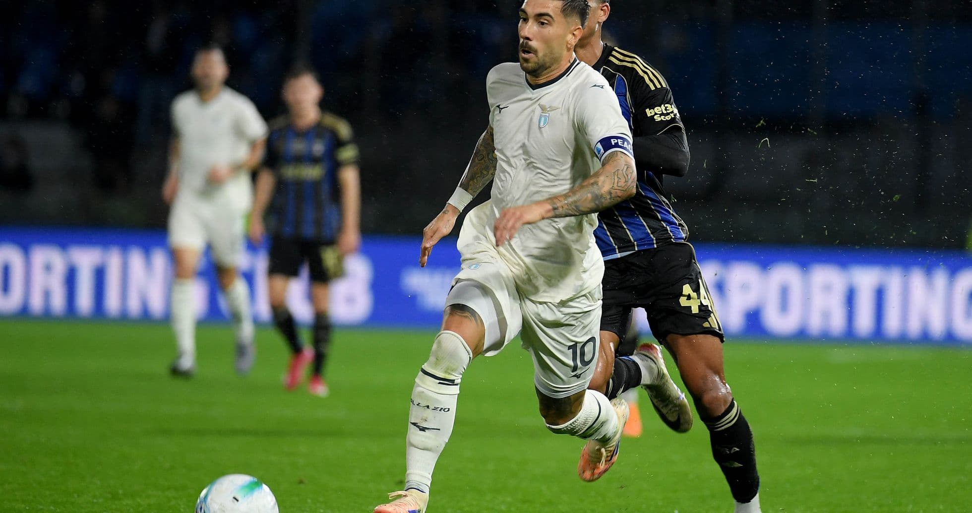 Jugador de Lazio avanzando con el balón