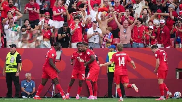 Jugadores celebrando un gol frente a aficionados