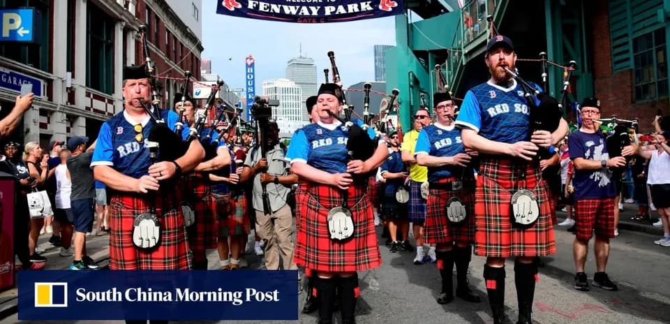 Músicos en kilts tocando gaita en Fenway Park