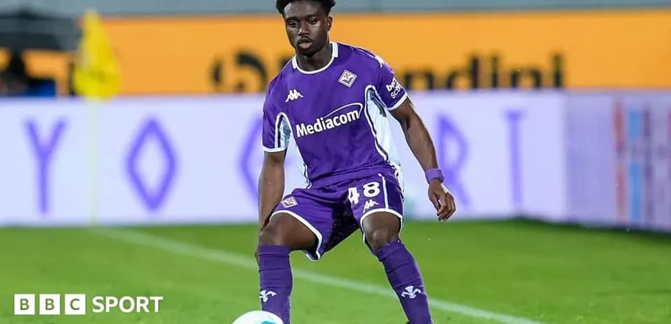 Jugador de Fiorentina en acción durante el partido