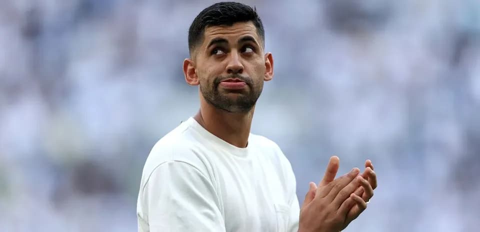 Jugador aplaudiendo en el campo de fútbol