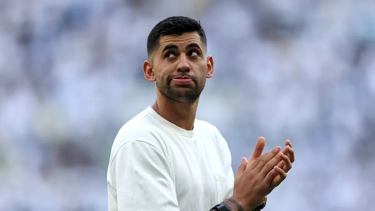 Jugador aplaudiendo en el campo de fútbol