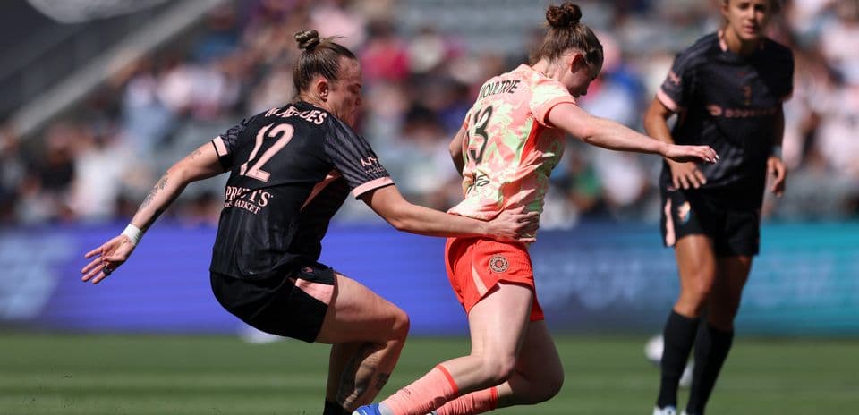 Jugadora del Portland Thorns W driblando a rival