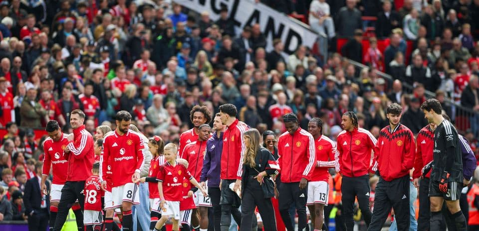 Jugadores de Manchester United entrando al campo