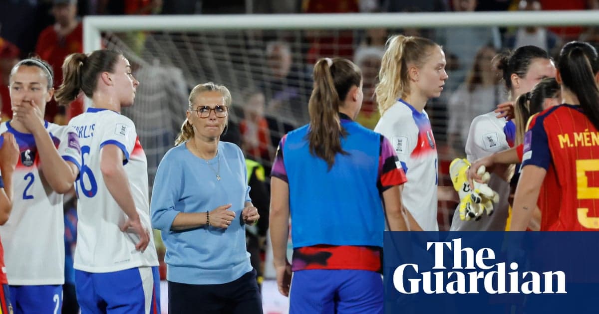 Entrenadora y jugadoras tras el partido de fútbol